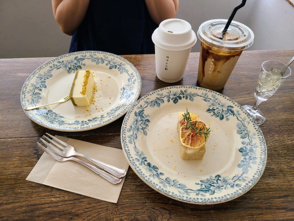 Siro-Coffee-で注文した「ピスタチオチーズケーキ」「紅茶と桃のチーズケーキ」「黒ごまきなこラテ」「紫芋ラテ」