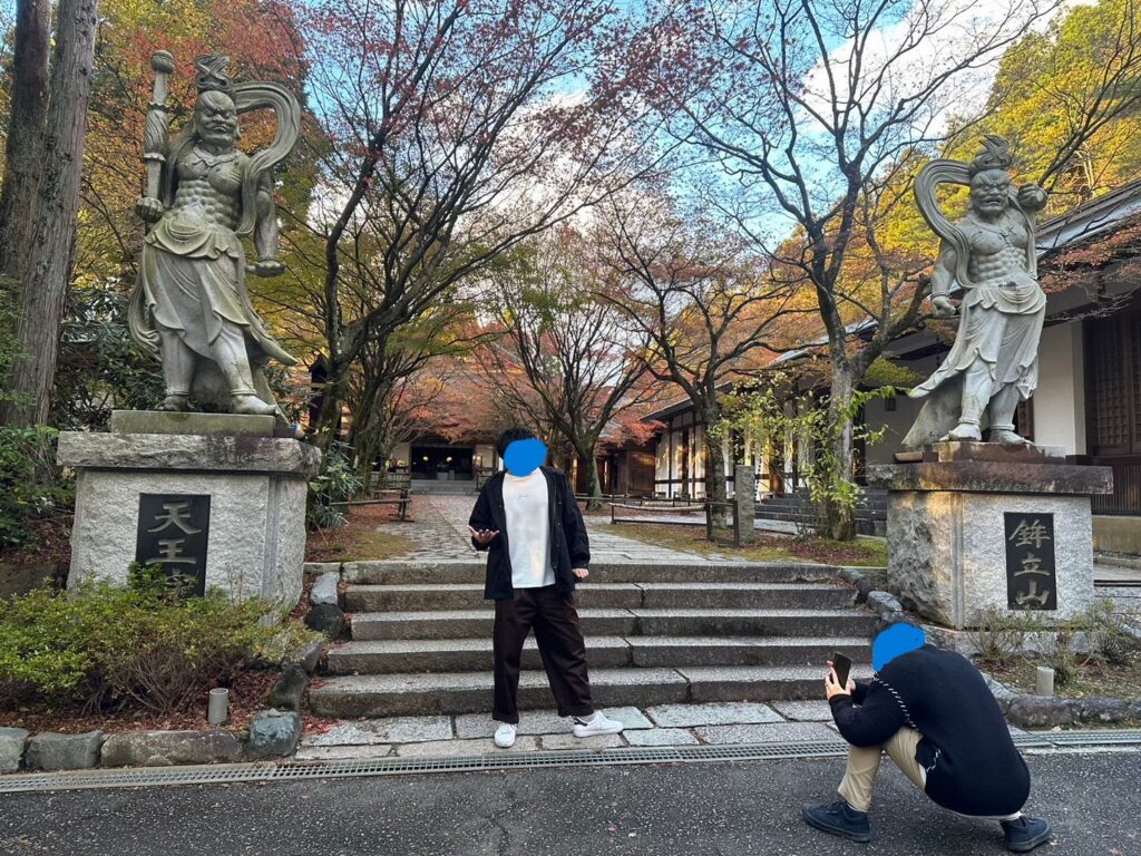 呑山観音寺の仁王像と紅葉